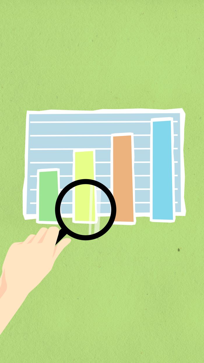 Vue de dessus d'une illustration en carton décorative représentant une main tenant une loupe au-dessus d'un graphique à colonnes sur fond vert
